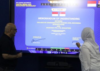 MoU virtual antara Ketua Stikosa-AWS Meithiana Indrasari dengan CEO AKADASIA Singapura Neelesh Bhatia.