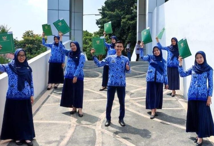 Ekspresi para PNS Pemkab Bojonegoro setelah menerima SK PNS.