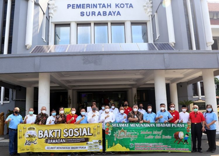 Yayasan Bhakti Persatuan dan Paguyuban Masyarakat Tionghoa Surabaya menyerahkan bantuan sembako untuk Masyarakat Berpenghasilan Rendah yang diterima Pemkot Surabaya.
