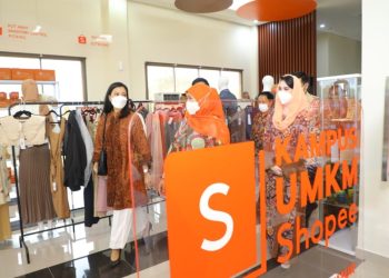 Gubernur Jawa Timur Khofifah Indar Parawansa dalam meresmikan Kampus UMKM Shopee Malang di UPT Pelatihan Dinkop dan UMKM Jatim.