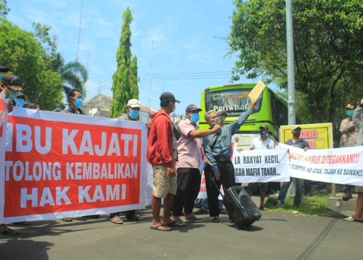 Warga Desa Tambakoso, Kecamatan Waru, Sidoarjo menggelar aksi demo di depan kantor Kejaksaan Negeri (Kejari) Sidoarjo.