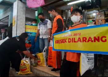 Kegiatan bagi-bagi tas belanja non-plastik yang dilakukan di Pasar Pucang Anom sebagai sosialisasi pemberlakuan Perwali 16 tahun 2022.