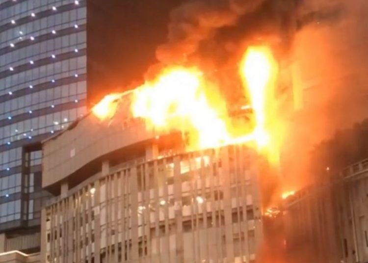 Kebakaran yang terjadi di gedung Tunjungan Plaza 5, Jalan Embong Malang, Surabaya.