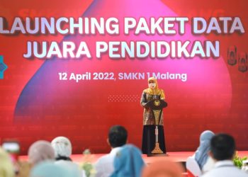 Gubernur Jawa Timur Khofifah Indar Parawansa  dalam peluncurkan Paket Data Juara Pendidikan dari PT Telkomsel  untuk SMA/SMK di Jawa Timur.