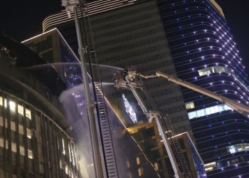 Mobil pemadam kebakaran Bronto Skylift dikerahkan untuk pemadaman gedung Tunjungan Plaza 5.