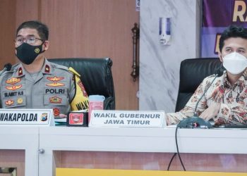 Wakil Gubernur Jatim Emil Elestianto Dardak dan Wakapolda Jatim Brigjen Pol Slamet Hadi Supraptoyo.