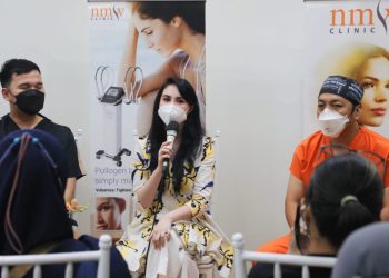 Arumi Bachsin saat menjadi menjadi keynote speaker dalam media gathering dengan tema "Habis Kusam Terbitlah Glowing" di NMW Clinic.