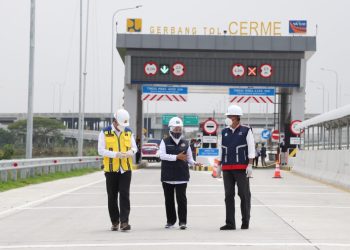 Gubernur Jatim Khofifah Indar Parawansa saat peresmian jalan tol Gresik-Krian.