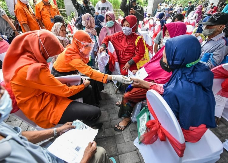 Penyaluran BLT minyak goreng di kantor Kecamatan Rungkut, Surabaya.