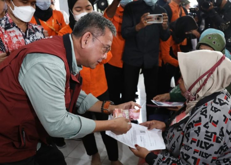 Penyaluran bantuan sosial di kantor Kecamatan Kenjeran, Surabaya.