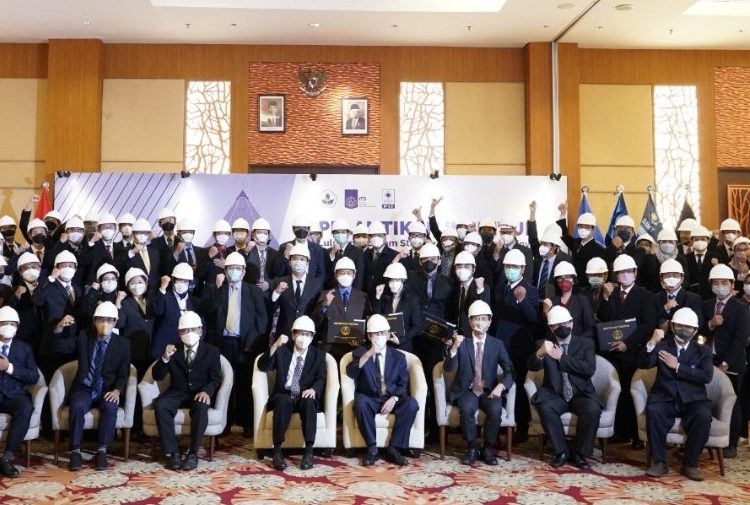Pelantikan Insinyur Lulusan Program Studi Program Profesi Insinyur ITS Semester Gasal Tahun Akademik 2021/2022 bertempat di Hotel Swiss-Bellinn Manyar Surabaya.