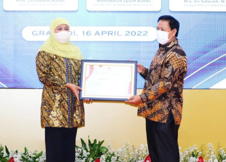 Kepala Perpusnas RI M. Syarif Bando menyerahkan piagam penghargaan kepada Gubernur Jatim Khofifah Indar Parawansa.