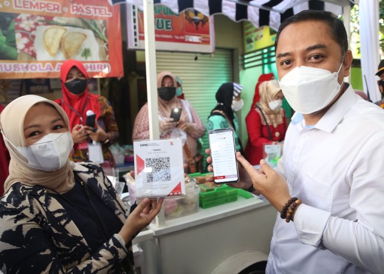 Wali Kota Surabaya Eri Cahyadi dalam peresmian Kampung Kue di Rungkut Lor. Ia mengatakan bahwa  Surabaya harus bangkit dari keterpurukan ekonomi karena dampak pandemi Covid-19, salah satunya dengan menggerakkan ekonomi kerakyatan.