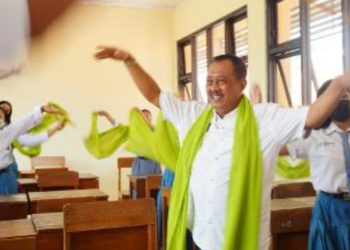 Wakil Wali Kota Surabaya Armuji mendatangi SMKN 12 dan ikut menari bersama siswa.