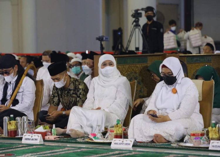 Gubernur Jatim Khofifah Indar Parawansa dalam peringatan malam Nuzulul Quran di Masjid Nasional Al Akbar Surabaya.