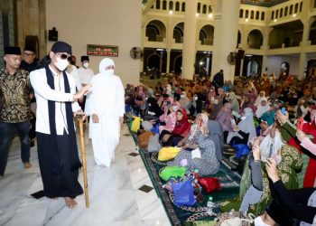 Gus Miftah ngaji di Masjid Al Akbar Surabaya dalam peringatan Nuzulul Quran.