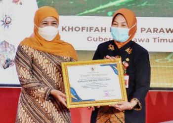 Gubernur Jatim, Khofifah Indar Parawansa menyerahkan penghargaan pembangunan daerah terbaik kedua untuk Kabupaten Bojonegoro yang diterima oleh Sekretaris Daerah Pemkab Bojonegoro Nurul Azizah.