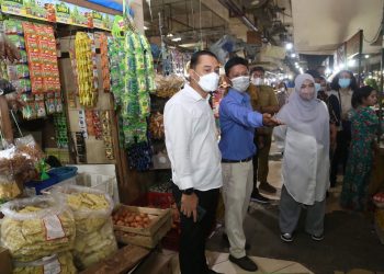 Wali Kota Surabaya Eri Cahyadi di Pasar Tambahrejo, Surabaya.