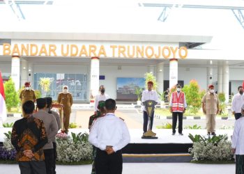 Presiden Joko Widodo dalam peresmian Bandara Trunojoyo, Sumenep, Madura.