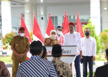 Gubernur Jawa Timur Khofifah Indar Parawansa saat mendampingi Presiden RI Joko Widodo dalam peresmian Bandara Trunojoyo, Sumenep, Madura.