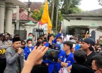 Ketua DPRD Bojonegoro Abdullah Umar menemui massa dari PMII yang melakukan unjuk rasa di gedung DPRD Bojonegoro.