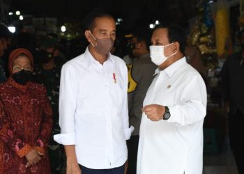 Presiden RI Joko Widodo dan Menteri Pertahanan (Menhan) Prabowo Subianto dalam salah satu kunjungan kerja di Surabaya.