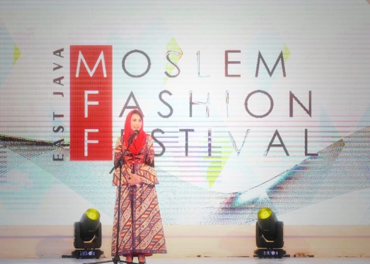 Arumi Bachsin saat menghadiri pelaksanaan East Java Moslem Fashion Festival.