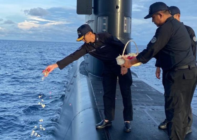 Komandan KRI Alugoro-405 Letkol Laut (P) Ahmad Nur Taufiq melaksanakan tabur bunga di Laut Bali untuk mengenang peristiwa KRI Nanggala-402.