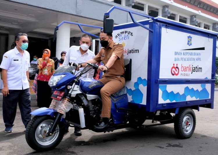 Wali Kota Surabaya mencoba mengendarai Jempol Sekti, kendaraan yang bakal digunakan untuk memasifkan perekaman e-KTP.