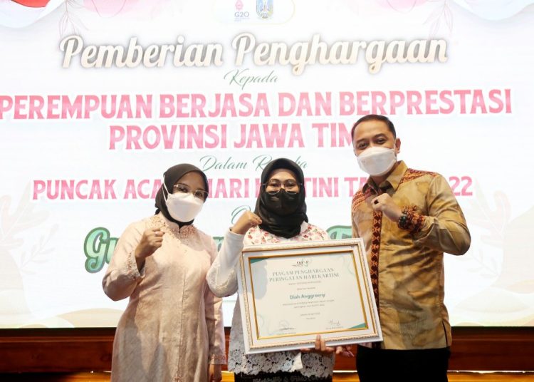 Wali Kota Surabaya Eri Cahyadi bersama Ketua Tim Penggerak (TP) PKK Rini Indriyani dalam Peringatan Hari Kartini Organisasi Aksi Solidaritas Era Kabinet Indonesia Maju (OASE-KIM) tahun 2022.