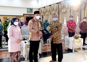 Wali Kota Surabaya Eri Cahyadi melakukan penyerahan secara simbolis jasa pelayanan (Jaspel) 10.477 pendidik TPQ dan sekolah minggu se-Kota Surabaya.