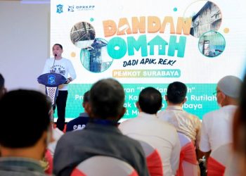 Wali Kota Surabaya Eri Cahyadi dalam peluncuran 'Dandan Omah' program padat karya.