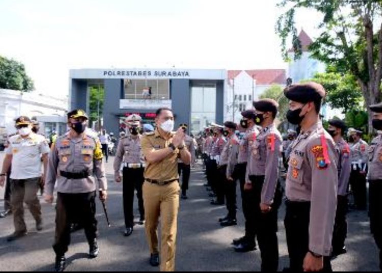 Wali Kota Surabaya Eri Cahyadi meninjau pasukan dalam Apel Gelar Pasukan Operasi Kepolisian Terpusat di Mapolrestabes Surabaya.
