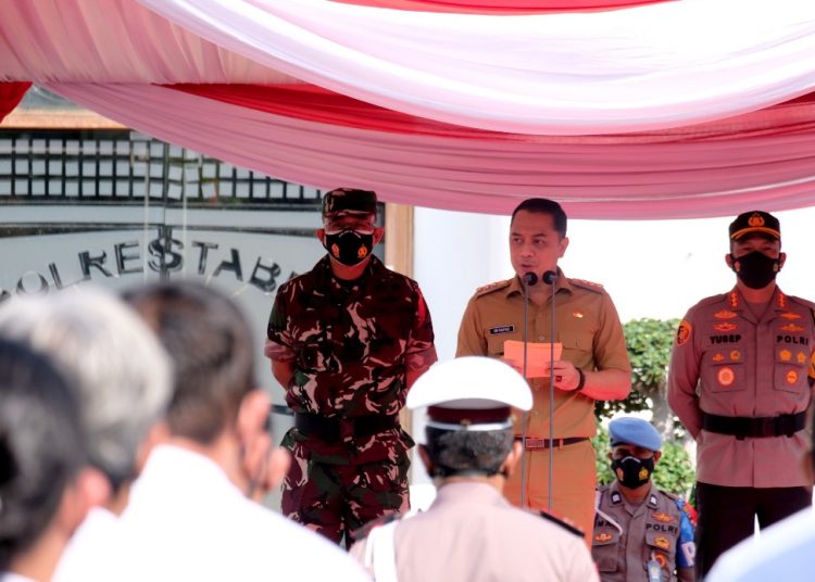 Wali Kota Surabaya Eri Cahyadi saat memimpin Apel Gelar Pasukan Operasi Kepolisian Terpusat di Mapolrestabes Surabaya.