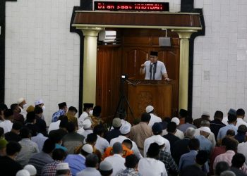 Wali Kota Surabaya Eri Cahyadi saat di Masjid Al Falah.