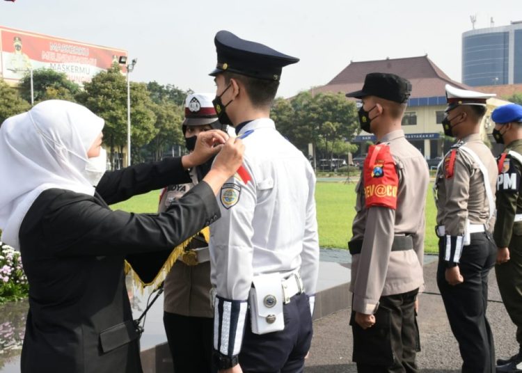 Gubernur Jatim Khofifah Indar Parawansa menyematkan pita tanda operasi kepada perwakilan personel Gelar Pasukan Operasi Ketupat di lapangan Mapolda Jatim.