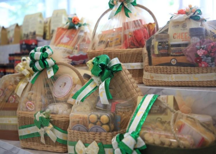 Sejumlah parsel Lebaran yang dipasarkan di gerai SKG Reborn Jalan Dr. Ir. H. Soekarno No. II, Middle East Ring Road (MERR).