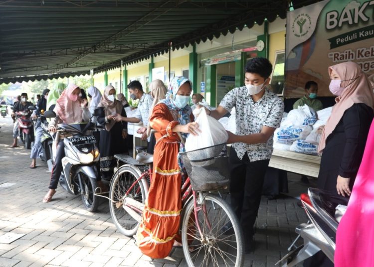 Baksos bagi-bagi paket sembako yang dilaksanakan secara drive thru di halaman taman SMA Al Muslim Sidoarjo.