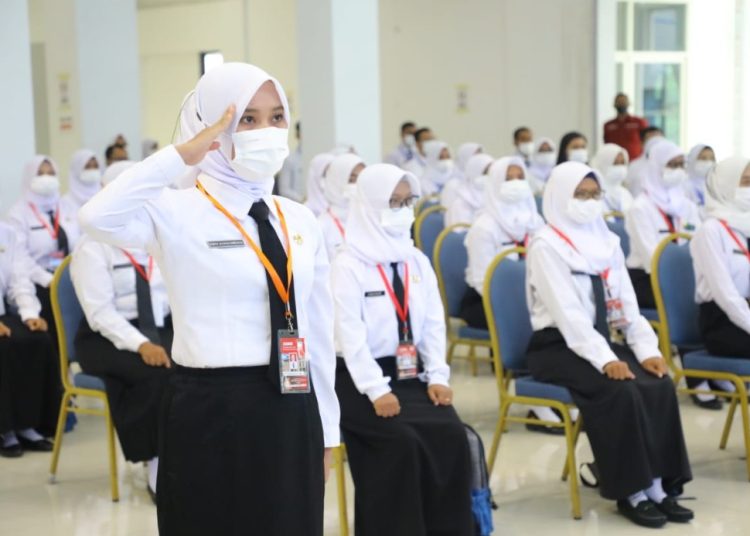 Para Calon Pegawai Negeri Sipil (CPNS) Golongan III angkatan 16 dan 17 tahun 2022 yang mengikuti pelatihan dasar di aula kampus Stesia Surabaya.