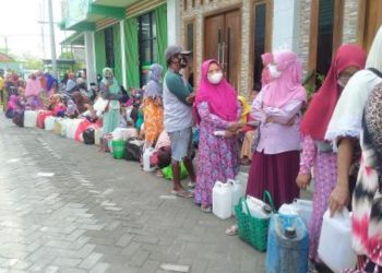 Warga mengantre di pasar murah yang digelar di halaman kantor Majelis Wakil Cabang (MWC) Nahdlatul Ulama (NU) Sumberrejo.