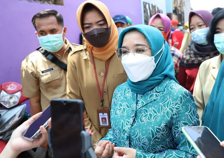 Ketua TP PKK Rini Indriyani beserta jajaran Dinas Sosial (Dinsos), mengunjungi beberapa lokasi untuk menyalurkan bantuan.