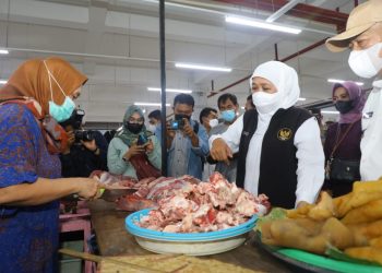 Gubernur Jawa Timur Khofifah Indar Paranwansa berbincang dengan salah satu pedagang di Pasar Legi, Ponorogo.