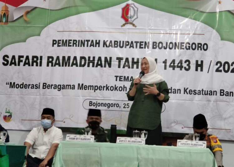 Bupati Bojonegoro Anna Mu'awanah dalam safari Ramadan di Masjid Darussalam, Dusun Bangsri, Desa Ngaglik, Kecamatan Kasiman, Kabupaten Bojonegoro.