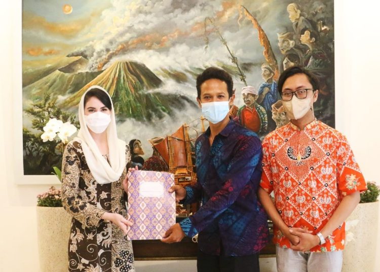 Ketua Dekranasda Jawa Timur Arumi Bachsin saat memberikan tali asih kepafa komunitas Ludruk Irama Budaya Surabaya.