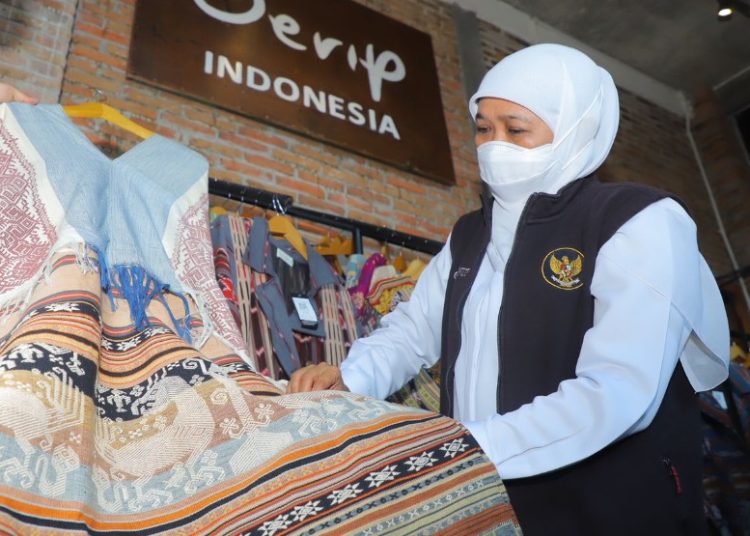 Gubernur Jatim Khofifah Indar Parawansa saat mengunjungi Oerip Indonesia di Ngawi.