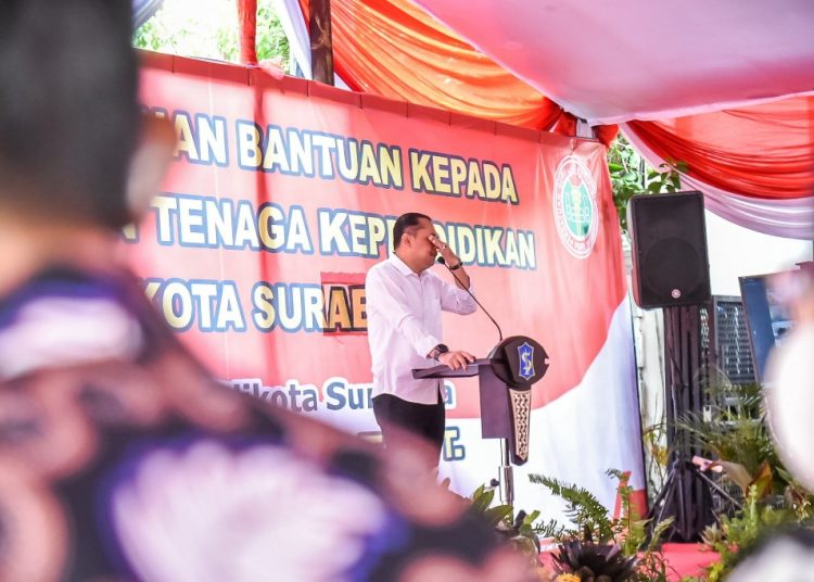 Wali Kota Surabaya Eri Cahyadi dalam penyaluran sejumlah bantuan kepada 118 orang yang berlokasi di kantor PGRI Kota Surabaya.