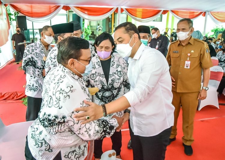 Wali Kota Surabaya Eri Cahyadi dalam pemberian bantuan kepada guru dan tenaga pendidik di kantor PGRI.