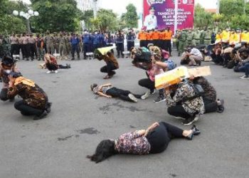 Simulasi bencana hingga ada yang terluka di halaman Balai Kota.
