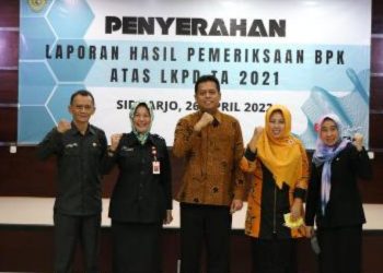 Sekretaris Daerah, Nurul Azizah di aula gedung BPK, Jalan Juanda, Sidoarjo dalam penyerahan opini Wajar Tanpa Pengecualian.