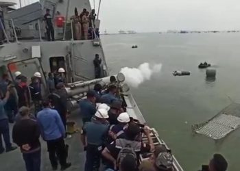 Suasana simulasi peluncuran torpedo  KRI Frans Kaisiepo-368 dalam skenario uji fungsi penembakan senjata anti kapal selam.